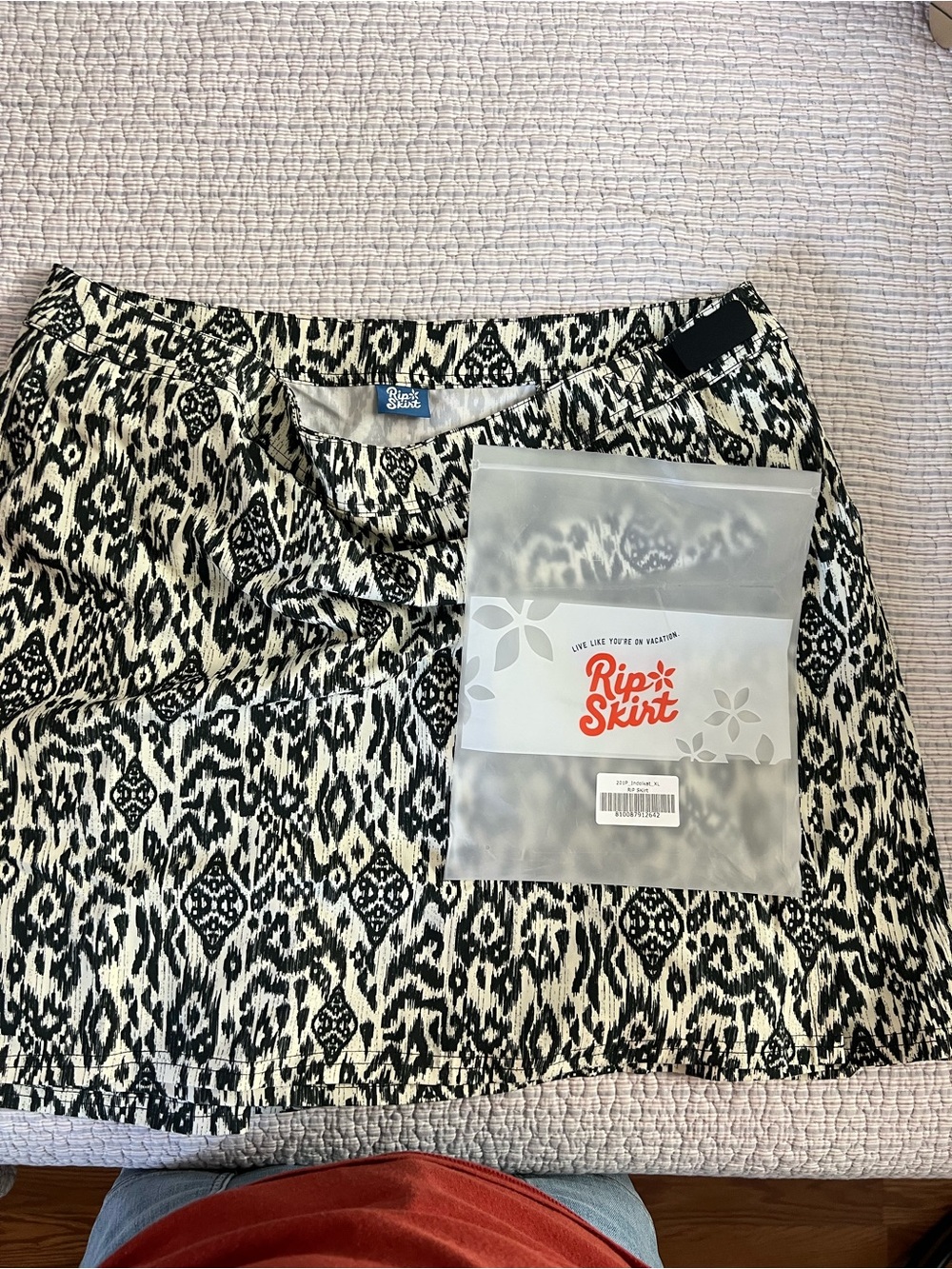 Ripskirt Hawaii Black and White Printed Swim Coverup Skirt